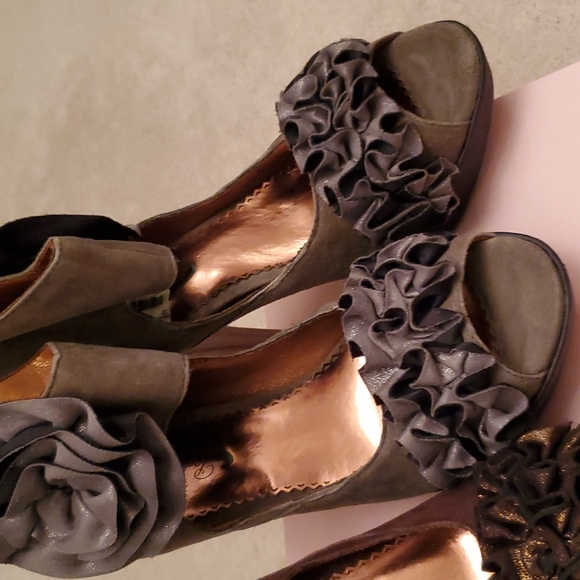 Two Pairs of Gray Color & Dark Brown Suede Poetic License Heels - Picture 11 of 12